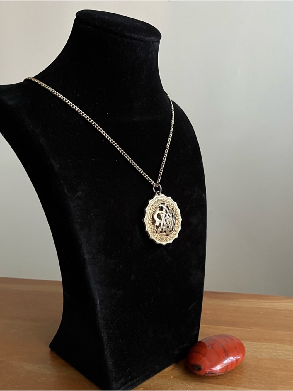 Vintage style pendant, gold tone, 22 inch lobster clasp closure necklace - Picture 3 of 7